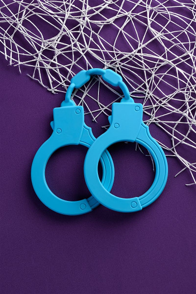 Голубые силиконовые наручники A-Toys без ключа Голубые силиконовые наручники A-Toys без ключа