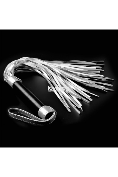 Серебристая плетка Struggle My Flogger с черной ручкой - 45 см. Серебристая плетка Struggle My Flogger с черной ручкой - 45 см.